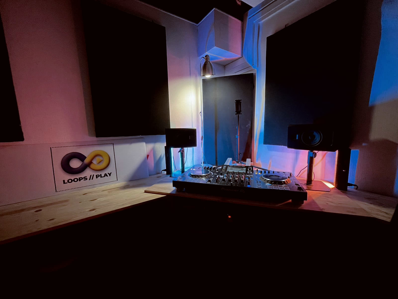 Régie DJ avec table de mixage Pioneer et monitoring